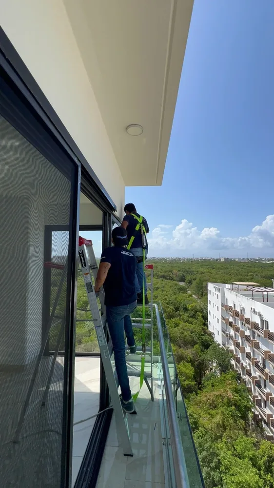 Técnico aplicando sellador de silicón en cancelería